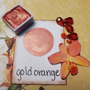 Oro arancione metallizzato, luccicante, pittura ad acquerello fatta a mano per pittura, tecnica mista, scrapbooking su carta e stampaggio.