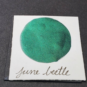 June Beetle, pittura ad acquerello metallica, scintillante, fatta a mano per pittura, tecnica mista e scrapbooking su carta e stampaggio.