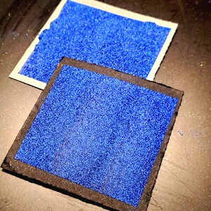 Zaffiro è un acquerello cromato, metallizzato e scintillante, fatto a mano, per pittura, tecniche miste, scrapbooking su carta e timbratura.