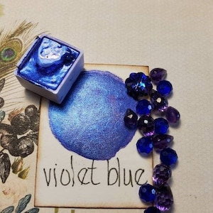Viola Blu, Metallico, scintillante, vernice ad acquerello fatta a mano per la pittura, supporti misti e carta di scarto, e stampaggio.