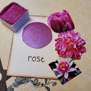 Rosa metallizzato, luccicante, pittura ad acquerello fatta a mano per pittura, tecnica mista, scrapbooking su carta e stampaggio.