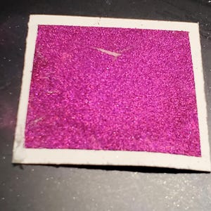 Cosmos è una pittura ad acquerello realizzata a mano, metallizzata e scintillante, adatta per pittura, tecniche miste, scrapbooking su carta e calligrafia.