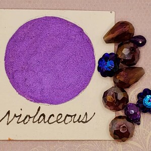 Pittura ad acquerello violacea, metallica, luccicante, fatta a mano per pittura, tecnica mista, scrapbooking su carta e stampaggio.