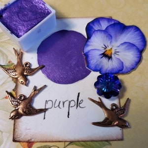 Viola metallizzato, luccicante, pittura ad acquerello fatta a mano per pittura, tecnica mista, scrapbooking su carta e stampaggio.