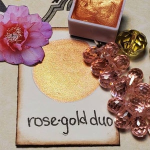 Rose-Gold Duo, metallo, scintillante, vernice ad acquerello fatta a mano per la pittura, supporti misti e carta rottami e stampaggio.