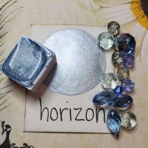 Orizzonte, metallico, scintillante, vernice ad acquerello fatta a mano per la pittura, supporti misti e carta di scarto, e stampaggio.