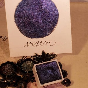 Vixen, metallico, scintillante, pittura ad acquerello fatta a mano per la pittura, tecnica mista e scrapbooking della carta e stampaggio.