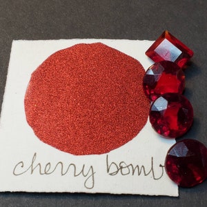 Cherry Bomb cromato. Vernice ad acquerello metallizzata, scintillante, realizzata a mano, per pittura, tecniche miste, scrapbooking su carta e timbratura.
