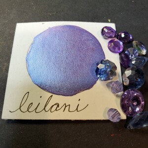 Leilani, Métallisé, chatoyant, peinture à l’aquarelle faite à la main pour la peinture, les techniques mixtes et le scrapbooking sur papier, et l’estampage.