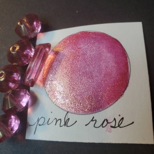 Rosa rosa, metallica, scintillante, vernice ad acquerello fatta a mano per pittura, tecnica mista e scrapbooking di carta e stampaggio.
