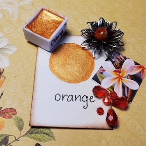 Arancione metallizzato, luccicante, pittura ad acquerello fatta a mano per pittura, tecnica mista, scrapbooking su carta e stampaggio.