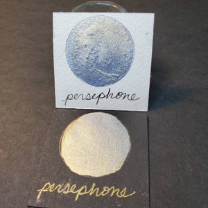 Perséphone, métallique, chatoyante, peinture à l’aquarelle faite à la main pour la peinture, les techniques mixtes et le scrapbooking sur papier, et la calligraphie.
