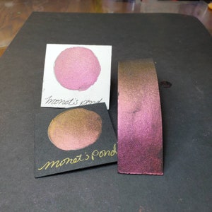 Monet’s Pond, peinture à l’aquarelle métallique, chatoyante, faite à la main pour la peinture, les techniques mixtes et le scrapbooking sur papier, et l’estampage.