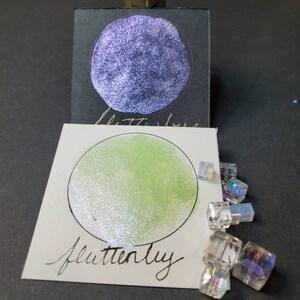Flutterby, fantasma Metallico, scintillante, vernice ad acquerello fatta a mano per la pittura, tecnica mista e scrapbooking di carta e calligrafia.