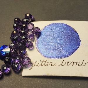 Glitter Bomb, olografico, metallico, scintillante, vernice ad acquerello fatto a mano per la pittura, supporti misti e carta scrapbooking, e stampaggio.