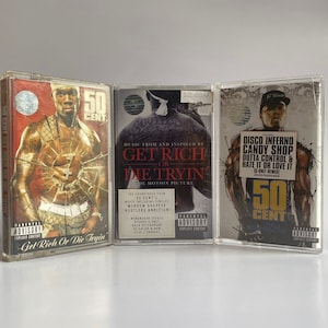 以下が含まれることがあります： ラッパー50セントをフィーチャーしたカセットテープ3本。最初のテープはアルバム「Get Rich or Die Tryin'」用で、ボクシングリングにいる50セントの写真が写っています。2本目は映画「Get Rich or Die Tryin'」のサウンドトラック用で、マイクを持った50セントの写真が写っています。3本目はアルバム「Disco Inferno」用で、マイクを持った50セントの写真が写っています。