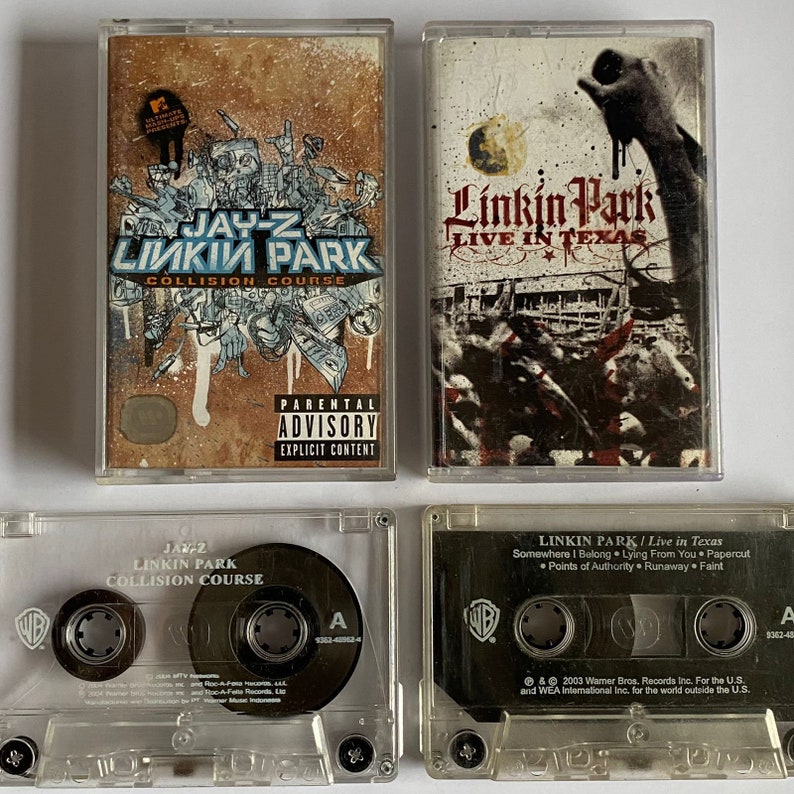 以下が含まれることがあります： 黒いケースが2つと透明なケースが1つの、計3つのカセットテープ。黒いケースには、「JAY-Z LINKIN PARK COLLISION COURSE」と「LINKIN PARK LIVE IN TEXAS」という白いラベルが貼られている。透明なケースには、「JAY-Z LINKIN PARK COLLISION COURSE」という黒いラベルが貼られている。