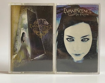 Pode incluir: Duas fitas cassete com a banda Evanescence. A fita da esquerda tem uma imagem de uma mulher com um vestido branco em pé em frente a uma porta. A fita da direita tem um close-up da vocalista principal da banda, Amy Lee. A fita da esquerda é intitulada "The Open Door" e a fita da direita é intitulada "Fallen".