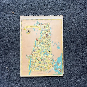 1931 Cartoon NEW HAMPSHIRE picturale kaart, originele Atlas-pagina, Cottage Core Art, vintage wanddecor, collectible westerse stijl, komische geschenken