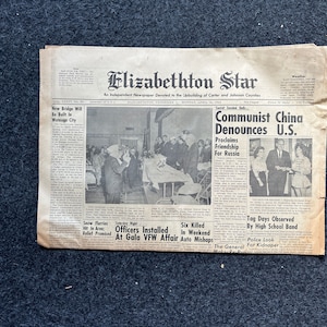 Puede incluir: Un recorte de periódico en blanco y negro del Elizabethton Star, fechado el lunes 16 de abril de 1962. El titular dice "China comunista denuncia a EE. UU." y el subtítulo dice "Proclama la amistad con Rusia".