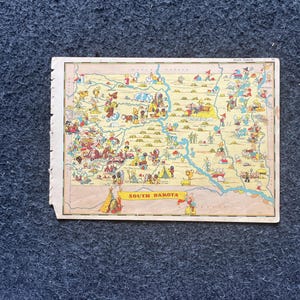 1931 Cartoon South Dakota-afbeeldingskaart, originele Atlas-pagina, Cottage Core Art, vintage wanddecoratie, verzamelobject westerse stijl, komische geschenken