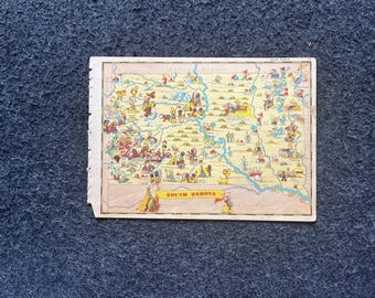 1931 Cartoon South Dakota Pictorial Map, Oryginalna strona Atlasu, Cottage Core Art, Vintage Wall Decor, Kolekcjonerski styl Western, Prezenty komiksowe