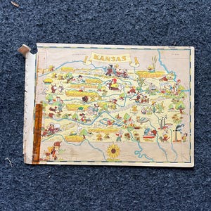 1931 Cartoon KANSAS-afbeeldingskaart, originele Atlas-pagina, Cottage Core Art, vintage wanddecoratie, verzamelobject westerse stijl, komische geschenken