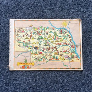 1931 Cartoon NEBRASKA-afbeeldingskaart, originele Atlas-pagina, Cottage Core Art, vintage wanddecor, collectible westerse stijl, komische geschenken