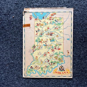 1931 Cartoon INDIANA-afbeeldingskaart, originele Atlas-pagina, Cottage Core Art, vintage wanddecoratie, verzamelobject westerse stijl, komische geschenken