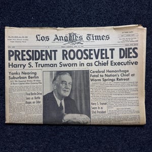 Könnte beinhalten: Eine historische Los Angeles Times Zeitung vom 13. April 1945 mit der Schlagzeile "PRESIDENT ROOSEVELT DIES". Das Schwarz-Weiß-Bild zeigt Harry S. Truman und Artikel über den Krieg.