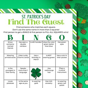 Op de afbeelding: Een St. Patrick's Day-bingo kaart met de titel "Find The Guest". De kaart heeft 25 vakjes met verschillende activiteiten of kenmerken om te vinden in een groep mensen. De vakjes omvatten "Ken iemand die Patrick heet", "Heeft een dubbele regenboog gezien", "Is linkshandig", "Houdt van de kleur groen meer dan blauw", "Heeft groene ogen", "Draagt bedrukte sokken", "Houdt van Lucky Charms ontbijtgranen", "Heeft verjaardag in maart", "Draagt GEEN groen", "Heeft een munt in zijn zak", "Is de jongste in zijn familie", "Spreekt meer dan 1 taal", "Heeft rood/oranje haar", "Speelt een muziekinstrument", "Houdt van aardappelen", "Is dezelfde leeftijd als jij", "Draagt goud", "Heeft Ierse voorouders", "Draagt groene nagellak".