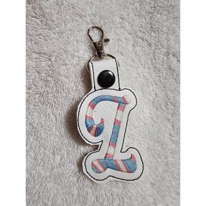 Chaveiro com letra L, bolsa com pingente inicial, bolsa com pingente, mochila, acessório de clipe