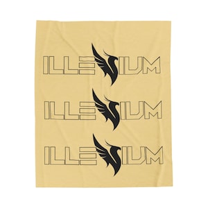 Puede incluir: Una manta beige con la palabra "ILLENIUM" en negrita, con contorno, acompañada de un gráfico de pájaro negro estilizado. El diseño se repite tres veces en la manta.