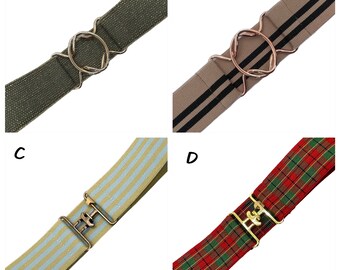 Pode incluir: Quatro cintos elásticos de 5,08 cm de largura rotulados A, B, C e D. O cinto A é verde-oliva com um fecho oval dourado. O B é bege com duas listras pretas e um fecho em ouro rosa. O C tem listras azul-claras e creme com uma fivela dourada.