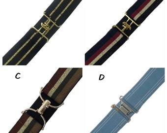Pode incluir: Quatro tiras elásticas rotuladas A, B, C e D. A tira A é preta com listras de glitter dourado. A tira B é azul-marinho com listras vermelhas e de glitter dourado. A tira C é marrom e preta com glitter dourado. A tira D é azul-claro com listras brancas.