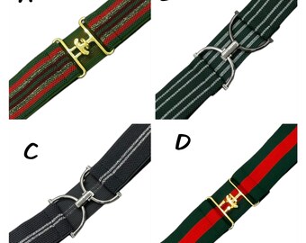 Pode incluir: Quatro cintos elásticos rotulados A, B, C e D. O cinto A é verde com listras vermelhas e douradas e uma fivela dourada. O cinto B é verde com listras brancas e uma fivela prateada. O cinto C é preto com listras brancas e uma fivela prateada. O cinto D é verde com uma listra vermelha e uma fivela dourada.