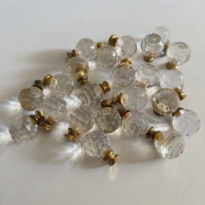 Juego de 23 pomos para cajones de armario, transparentes, facetados, de imitación de cristal, con acabado en latón.