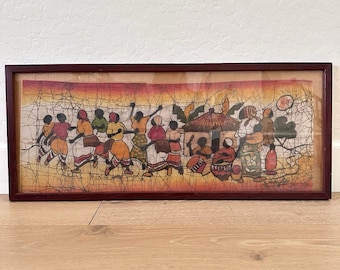 Cuadro mural africano vintage de batik con escena de danza de pueblo, firmado por S. Musoke, enmarcado.