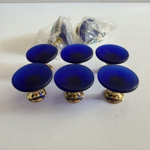 Tiradores de armario vintage Laurey azul cobalto, tiradores de cajón en tono latón, juego de 8, década de 1990.