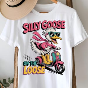 Ganso bobo à solta, pato engraçado retrô andando de scooter PNG. Design de ganso de desenho animado legal, camiseta vintage, adesivo, pôster, ideia de presente infantil