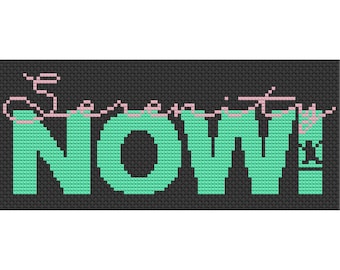Könnte beinhalten: Kreuzstichmuster mit dem Wort "NOW!" in grünen Buchstaben mit rosa Nähten um die Buchstaben auf schwarzem Hintergrund.