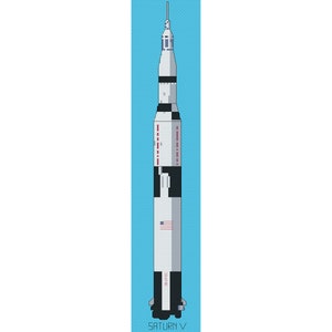Op de afbeelding: Een gedetailleerde illustratie van de Saturn V-raket tegen een lichtblauwe achtergrond. De raket is voornamelijk wit met zwarte en rode accenten en toont de Amerikaanse vlag. De tekst "SATURN V" staat onderaan.