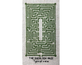 Könnte beinhalten: Eine Gobelin-Leinwand mit einem grünen Labyrinth-Design und dem Text "THE OVERLOOK MAZE Typical view" in Schwarz. Das Labyrinth ist ein detailliertes Muster aus miteinander verbundenen Pfaden, vor einem weißen Hintergrund.