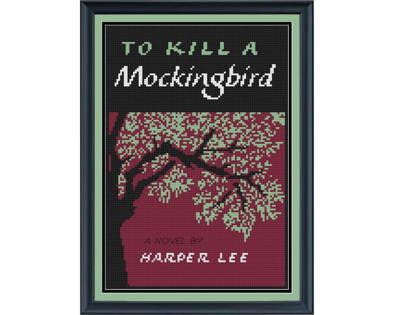 K&ouml;nnte beinhalten: Ein Kreuzstichmuster des Bucheinbands f&uuml;r "To Kill a Mockingbird" von Harper Lee. Der Einband zeigt eine Silhouette eines Baumes mit gr&uuml;nen Bl&auml;ttern vor einem burgunderroten Hintergrund.