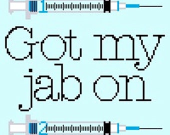 Könnte beinhalten: Ein hellblaues Bild mit dem Text "Got my jab on" in schwarzer Pixel-Schrift. Zwei Spritzen, weiß und grau mit blauen Details, sind oberhalb und unterhalb des Textes positioniert.