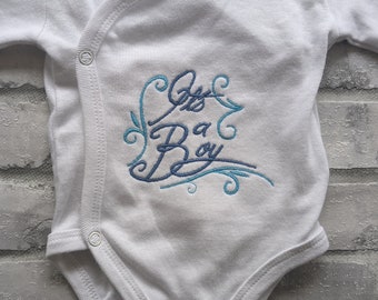 Babybody bestickt, Its a Boy, Geschenk zur Geburt, Es ist ein Junge, Wickelbody, Personalisierung möglich