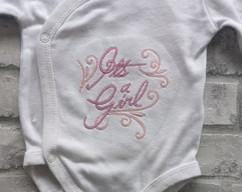 Babybody bestickt, Its a Girl, Geschenk zur Geburt, Es ist ein Mädchen, Wickelbody, Personalisierung möglich