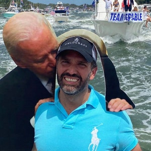 Modelo de papelão faça você mesmo do assustador Joe Biden