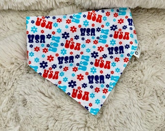 Pañuelo patriótico para perro: rojo, blanco y azul, con flores de EE. UU., personalizado