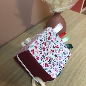 Cube sensorielle pour bébé / jeu en tissu / anneau en bois / cube montessori / cube éducative / jeu pour bébé